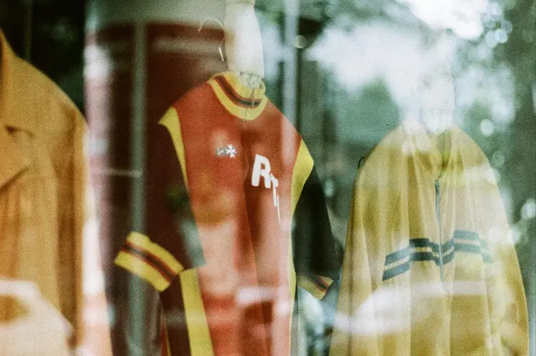Gaya 90-an Balik Lagi! Oversized Rugby Polo Shirt Jadi Kunci Tampil Keren Effortless