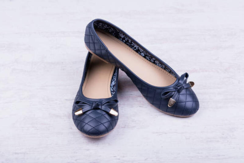 sepatu datar wanita biru tua di latar belakang kayu putih. - flatshoes wanita potret stok, foto, &amp; gambar bebas royalti