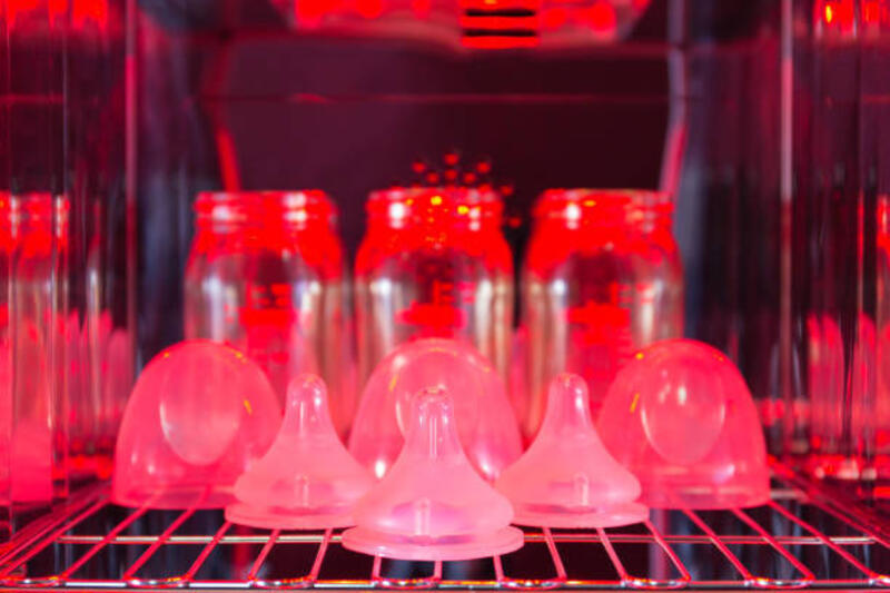 botol susu bayi set sterilkan uv dan kering. - alat sterilisasi botol bayi potret stok, foto, &amp; gambar bebas royalti