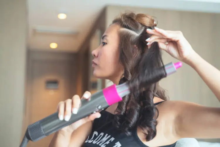 5 Tips Praktis Bikin Rambut Curly Pakai Catokan di Rumah