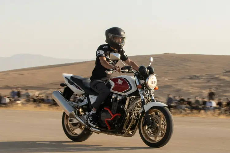 Tips Berkendara Nyaman di Cuaca Panas dengan Buff Motor