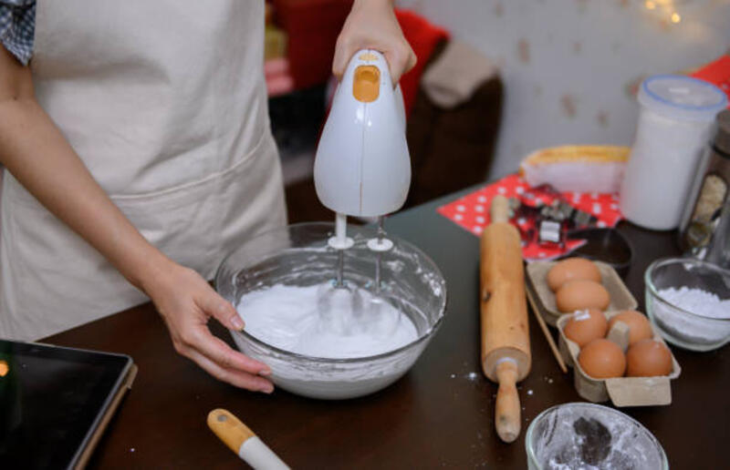 Kue Xmas buatan sendiri untuk Natal dan Tahun Baru Bahagia. Wanita memasak roti jahe bersama teman dan Keluarga pada liburan musim dingin di rumah.