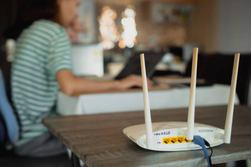 seorang-wanita-bekerja-di-rumah-menggunakan-router-modem-menghubungkan-internet-ke-laptopnya.jpg (612×408)