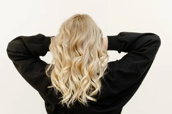 Nggak Perlu ke Salon, Ini Cara Styling Rambut Sendiri dengan Heatless Curls Band