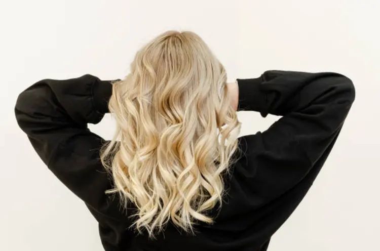 Nggak Perlu ke Salon, Ini Cara Styling Rambut Sendiri dengan Heatless Curls Band