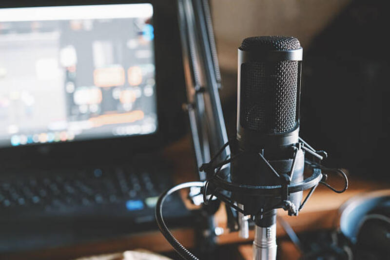 Microphone in home studio Black condenser microphone on holder arm with anti shake spider, in recording session in front of notebook PC with DAW open, home recording studio condenser microphone stock pictures, royalty-free photos &amp; images