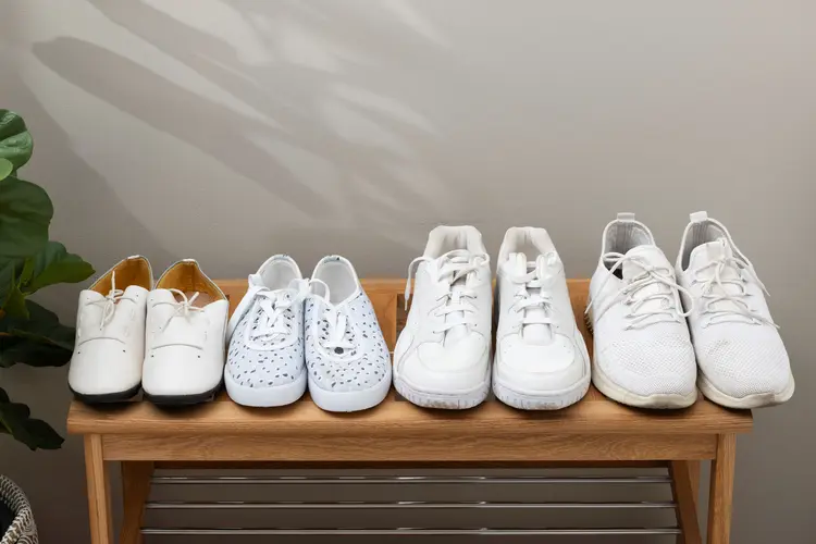 7 Cara Membersihkan Sepatu Putih yang Efektif, Dijamin Bersih!