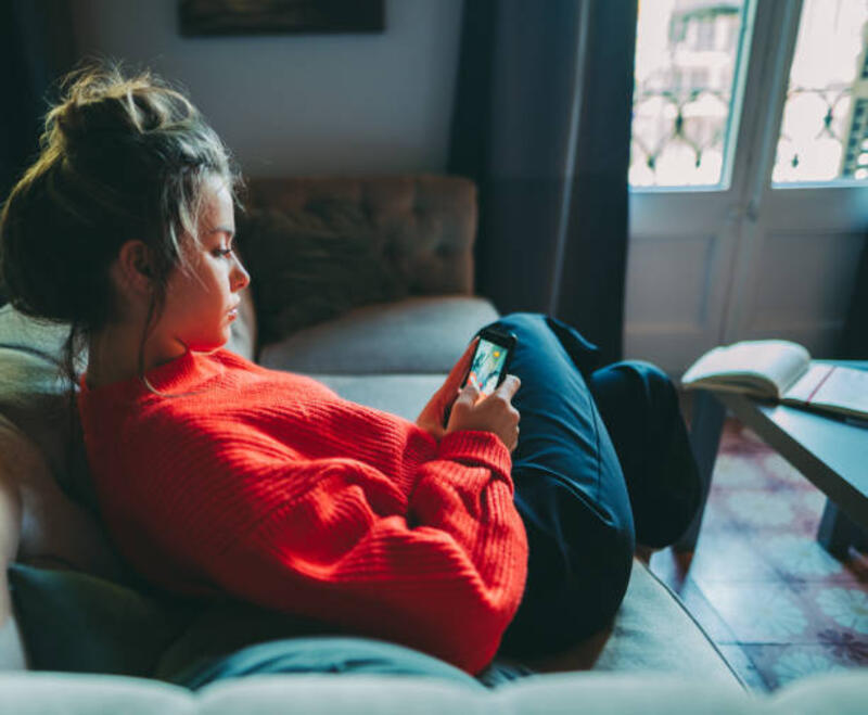 woman-staying-home-during-covid-19-pandemic.jpg (612×504)