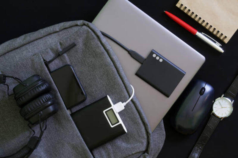 ransel kota tekstil kecil dengan laptop, power bank dan ssd, headphone nirkabel dan smartphone, dan jam tangan. latar belakang hitam. perjalanan, perjalanan dan gaya hidup dengan gadget. - portable ssd potret stok, foto, & gambar bebas royalti