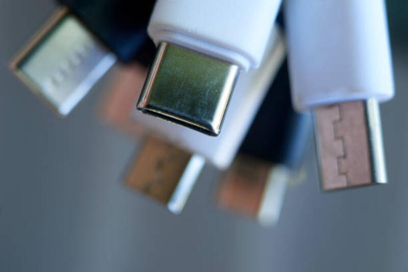 close-up-of-various-usb-connectors-hanging-showing-different-technologies-and-generations.jpg (612×408)