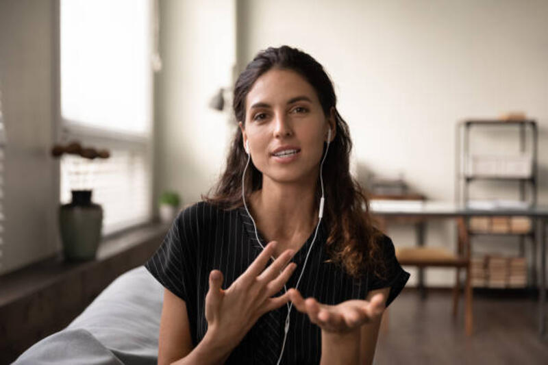 guru perempuan yang terinspirasi di headphone bertemu siswa secara online memberikan kelas - webcam potret stok, foto, & gambar bebas royalti