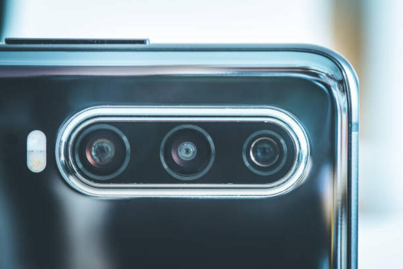 ponsel dengan lensa triple. inovasi kamera. - tempered glass kamera hp potret stok, foto, &amp; gambar bebas royalti