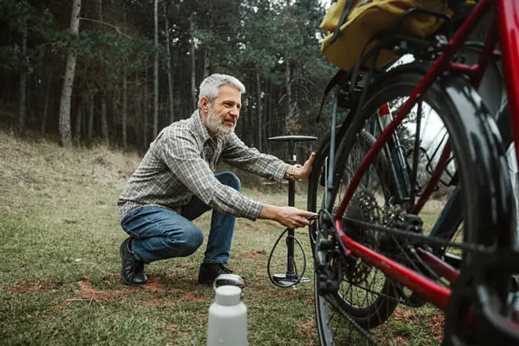 Kenapa Setiap Biker Wajib Punya Pompa Ban Portable?