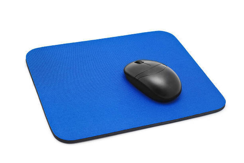 mouse komputer hitam bersandar pada tetikus biru cerah - mousepad potret stok, foto, & gambar bebas royalti