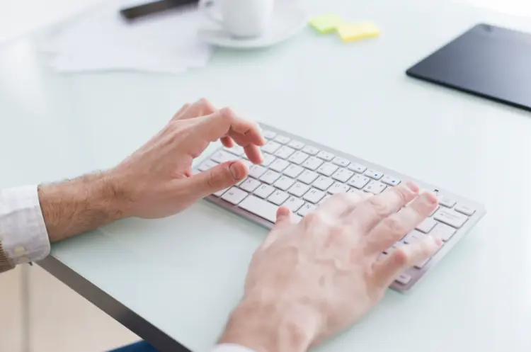 Meja Kerja Sempit? Gunakan Keyboard Mini Supaya Lebih Hemat Tempat!
