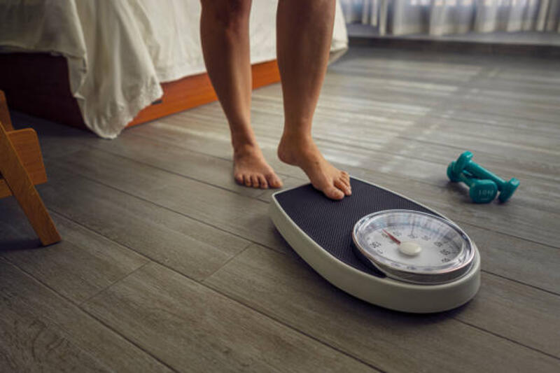 close up kaki wanita menginjak timbangan. konsep pengendalian berat badan dan olahraga kesejahteraan - body scale potret stok, foto, &amp; gambar bebas royalti