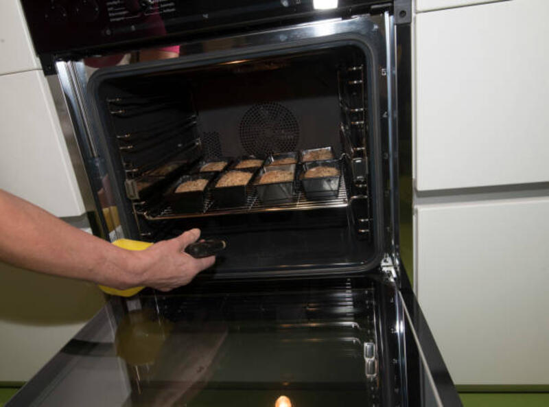 memanggang roti segar di oven