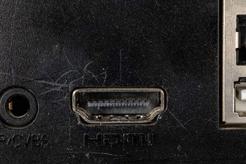 close-up port hdmi dan audio berdebu pada de elektronik hitam - kabel hdmi rusak potret stok, foto, &amp; gambar bebas royalti