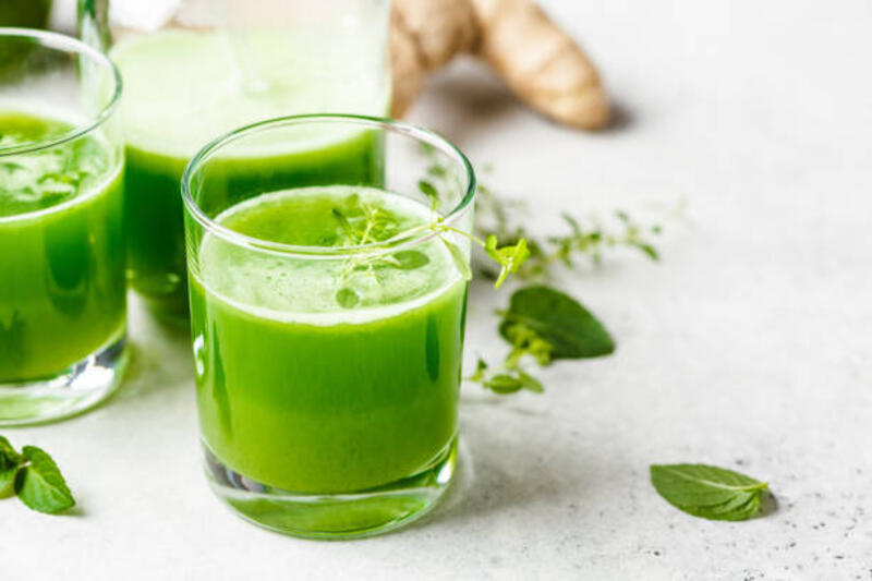 jus detoks hijau dengan jahe dan mint dalam gelas dan toples. - green detox smoothie potret stok, foto, &amp; gambar bebas royalti