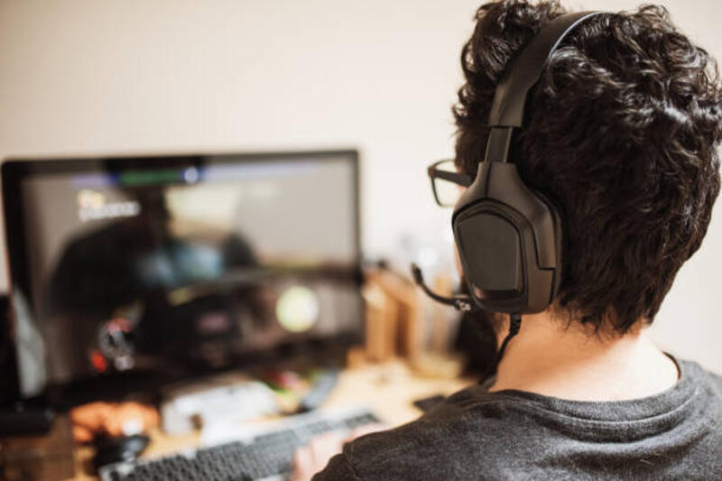 pria bermain videogame - playing games on pc potret stok, foto, & gambar bebas royalti
