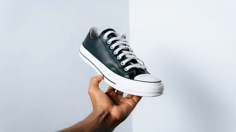 Sol Sepatu Kuning? Ini Cara Ampuh Balikin Putihnya Cuma dalam Beberapa Menit