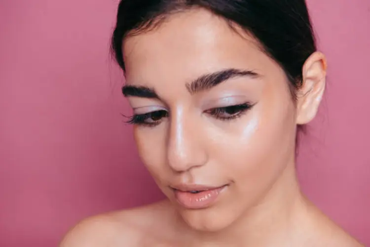 Jangan Sampai Kelihatan Aneh, Simak 5 Kesalahan Umum Saat Menggunakan Highlighter Wajah