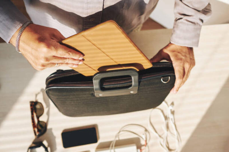 pebisnis dengan touchpad - tas ipad potret stok, foto, &amp; gambar bebas royalti