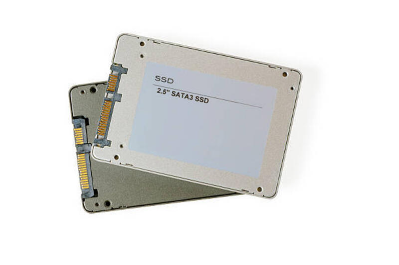 beberapa-solid-state-drive-sata-pada-latar-belakang-putih.jpg (612×408)