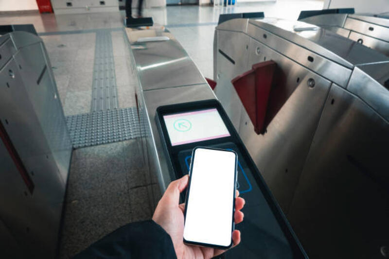 contactless-payment-for-subway-ticket-with-smart-phone-in-china.jpg (612×408)
