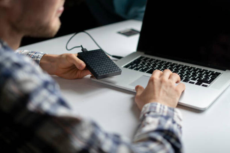 menyimpan cadangan hdd eksternal dengan arsip dan menghubungkannya ke laptop - external harddisk potret stok, foto, & gambar bebas royalti