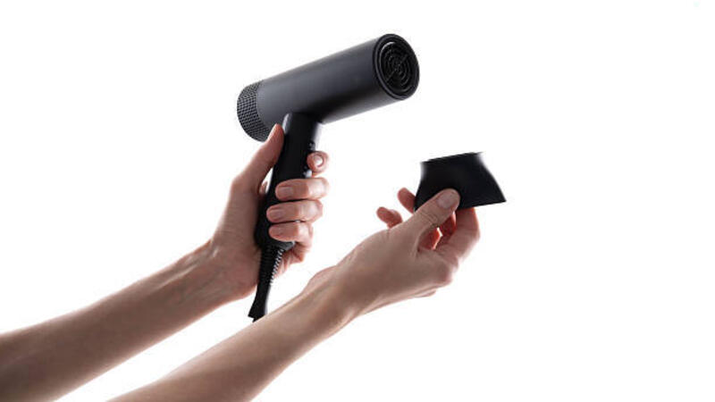 mengeringkan rambut dengan alat penata rambut di tangan - nozzle hair dryer potret stok, foto, &amp; gambar bebas royalti