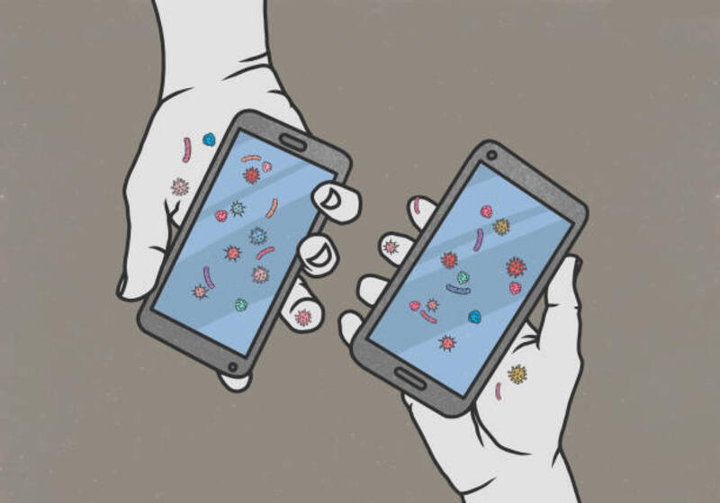 hands-holding-smart-phones-covered-in-bacteria.jpg (612×428)