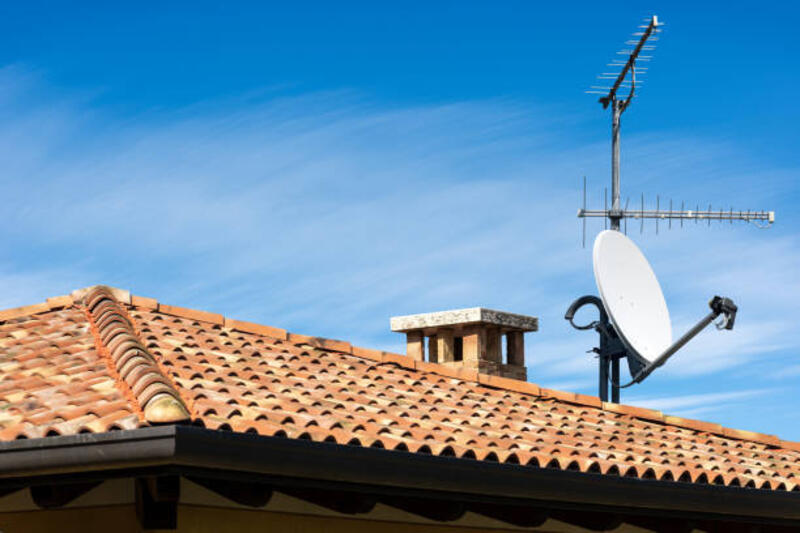 televisi-aerial-dan-satelit-dish-di-atap-rumah.jpg (612×408)