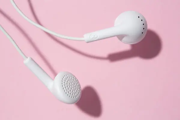 Kebiasaan Kecil Ini Bisa Bikin Earphone Kamu Lebih Awet, Lho!