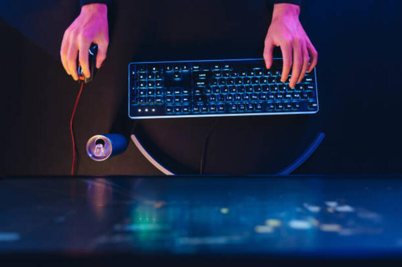 tangan gamer pro pada keyboard game profesional dan mouse komputer dalam warna neon - gaming mouse potret stok, foto, & gambar bebas royalti