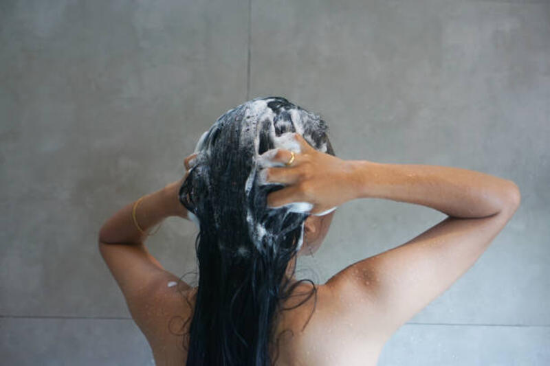 wanita mencuci rambut dengan sampo tampilan belakang - keramas potret stok, foto, &amp; gambar bebas royalti