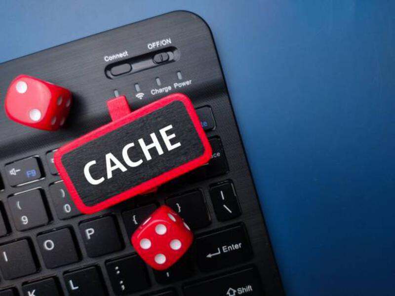 keyboard dan dadu merah dengan kata cache - konsep bisnis - delete cache potret stok, foto, &amp; gambar bebas royalti