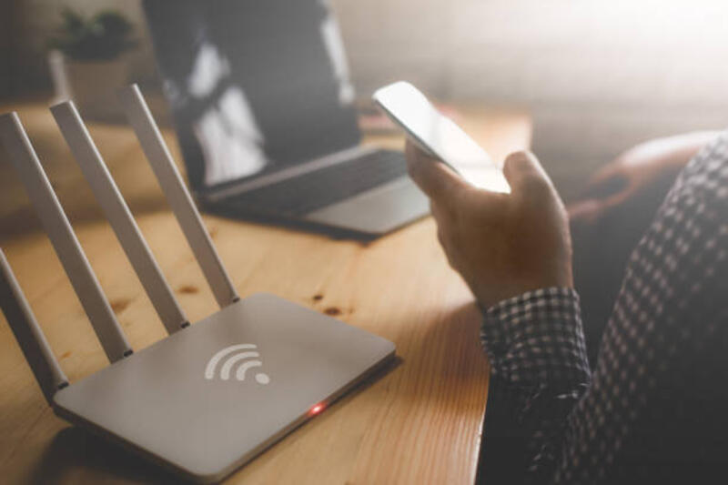 bagian-tengah-pengusaha-menggunakan-telepon-di-meja.jpg (612×408)