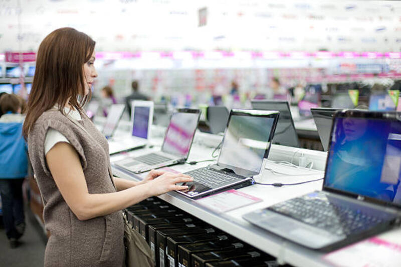 wanita-memilih-laptop.jpg (612×408)