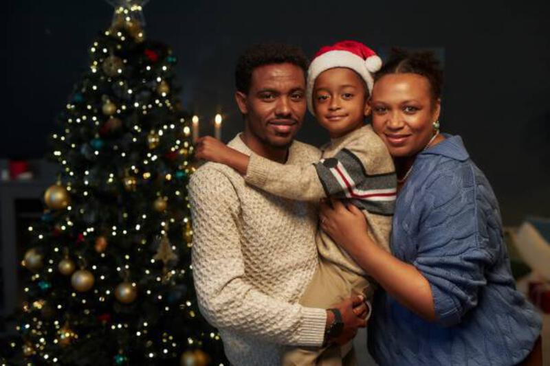 keluarga kulit hitam bahagia dengan anak merayakan natal tersenyum - foto natal keluarga potret stok, foto, &amp; gambar bebas royalti