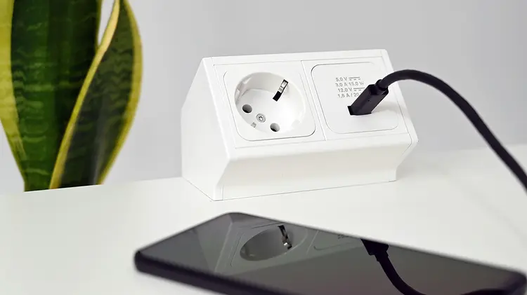 Hidup Lebih Praktis! Ini Alasan Kenapa Wajib Punya Stopkontak USB