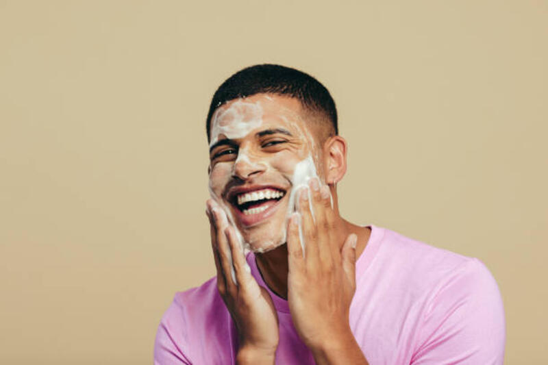 perawatan diri dan perawatan, pria muda menerapkan cuci muka - men facewash potret stok, foto, & gambar bebas royalti