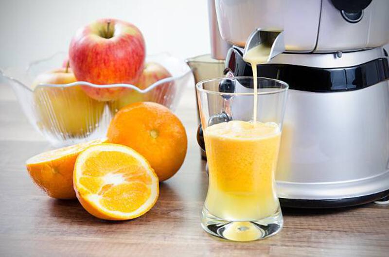 juicer dan jus jeruk. buah-buahan di latar belakang - juices from slow juicer potret stok, foto, &amp; gambar bebas royalti