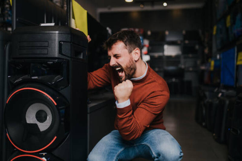pemuda di toko teknologi - buy speaker potret stok, foto, & gambar bebas royalti