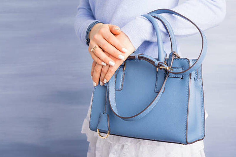 Wanita dengan dompet yang indah