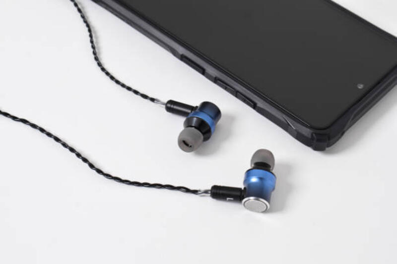 headphone hitam modern dengan headset terhubung ke smartphone - wired earphone smartphone gaming potret stok, foto, &amp; gambar bebas royalti