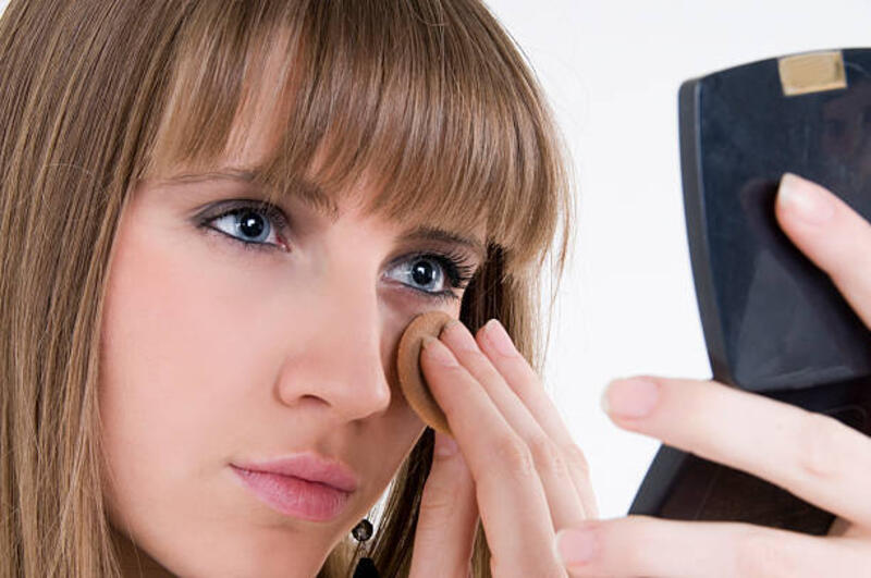 model wanita dengan make up dan cermin - bedak di bawah mata potret stok, foto, &amp; gambar bebas royalti