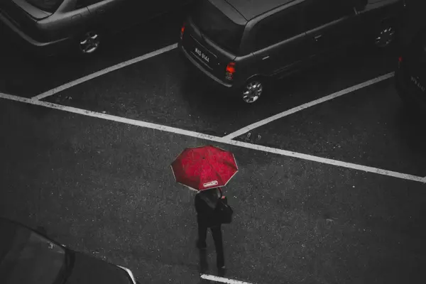 4 Tips Tetap Nyaman & Kering Saat Bepergian di Musim Hujan