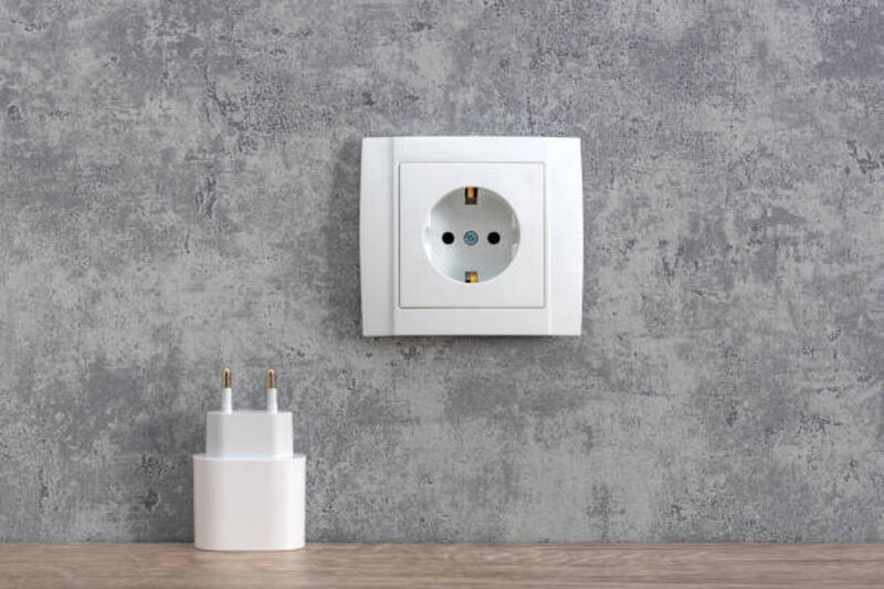 adaptor dan stopkontak listrik. - smartphone adaptor usb potret stok, foto, &amp; gambar bebas royalti