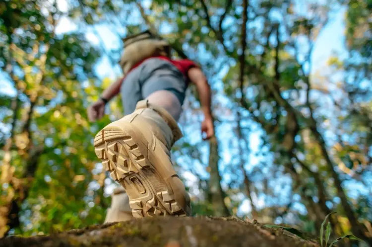 7 Tips Memilih Sepatu Gunung yang Pas dan Nyaman Dipakai